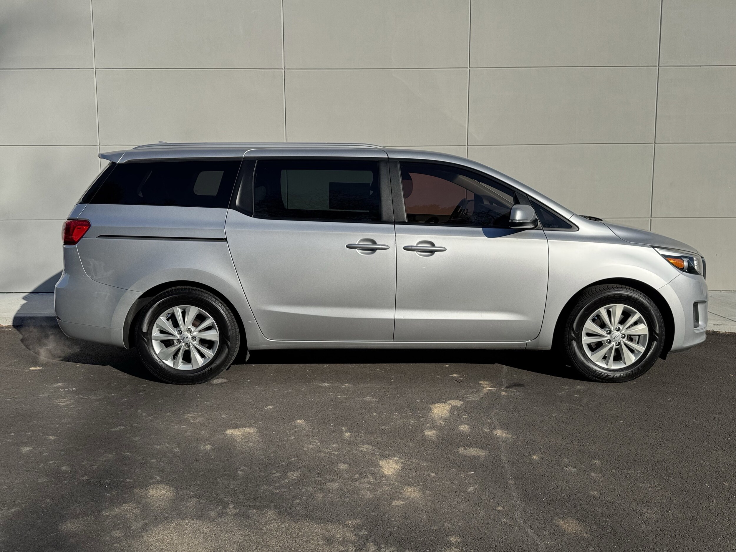 2016 Kia Sedona LX photo 2