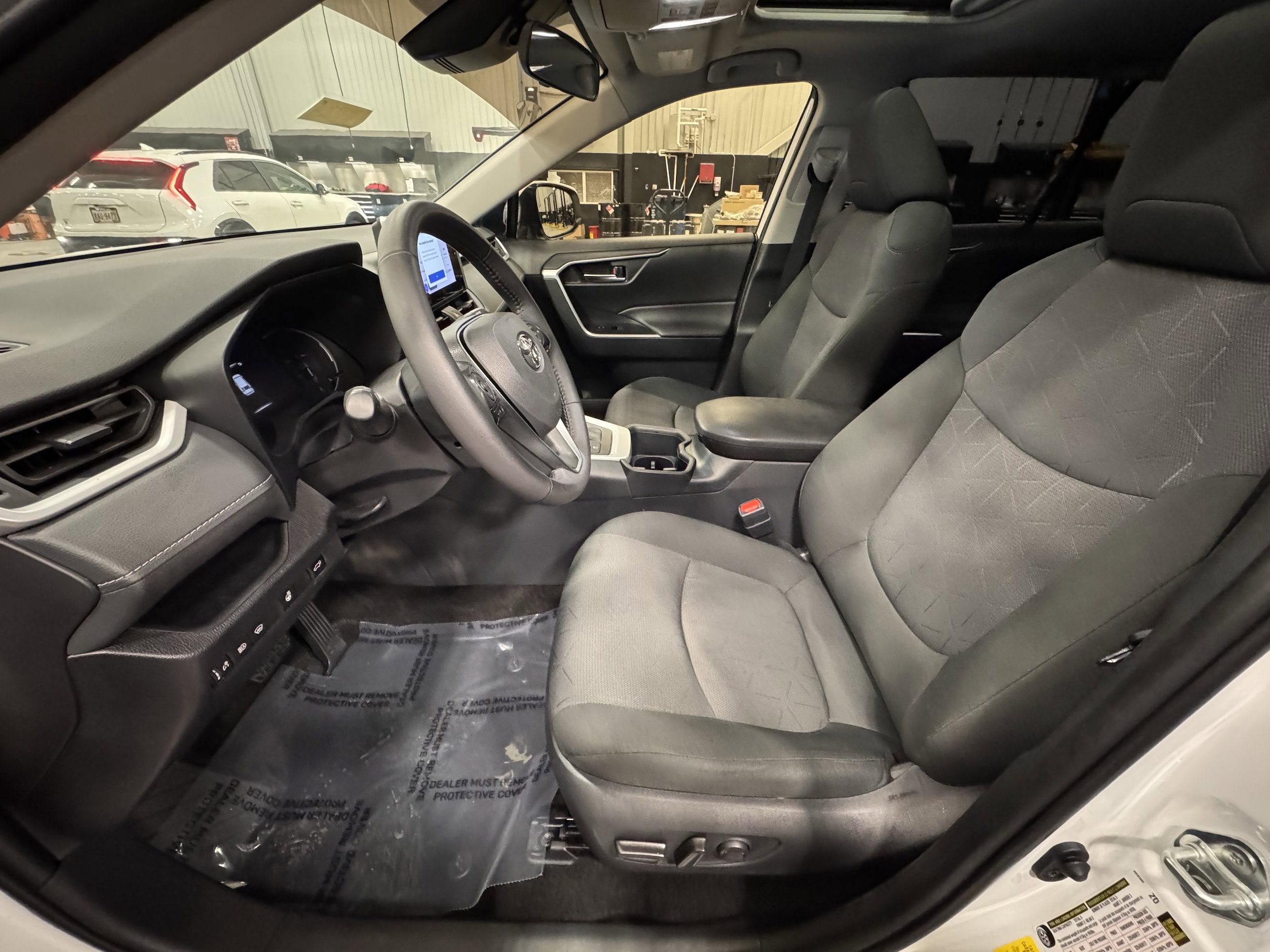 2025 Toyota RAV4 XLE - Photo 17