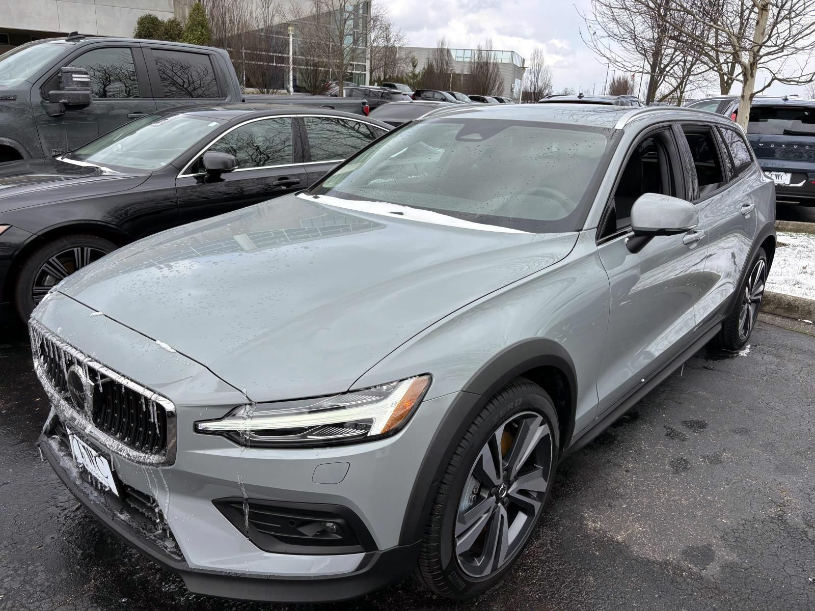 2025 Volvo V60 Cross Country