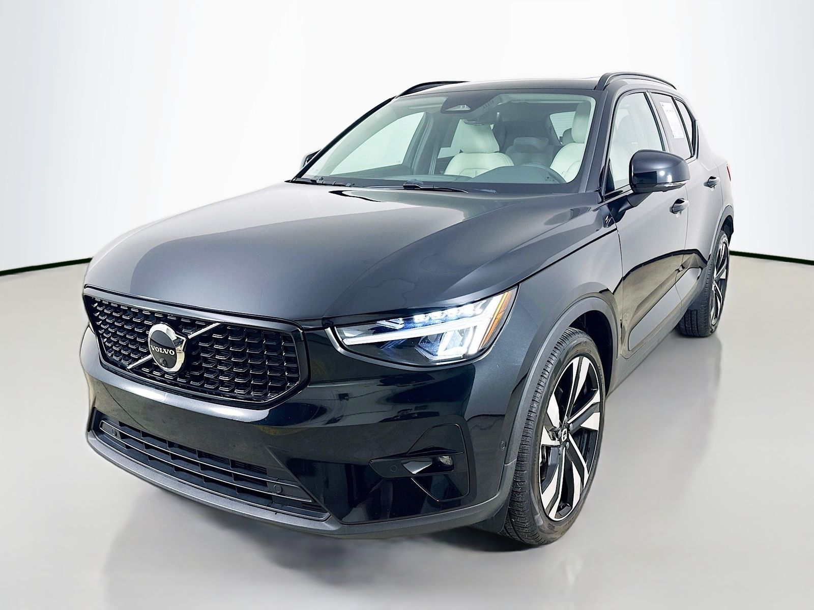 2023 Volvo XC40 B5 Plus Dark AWD's photo