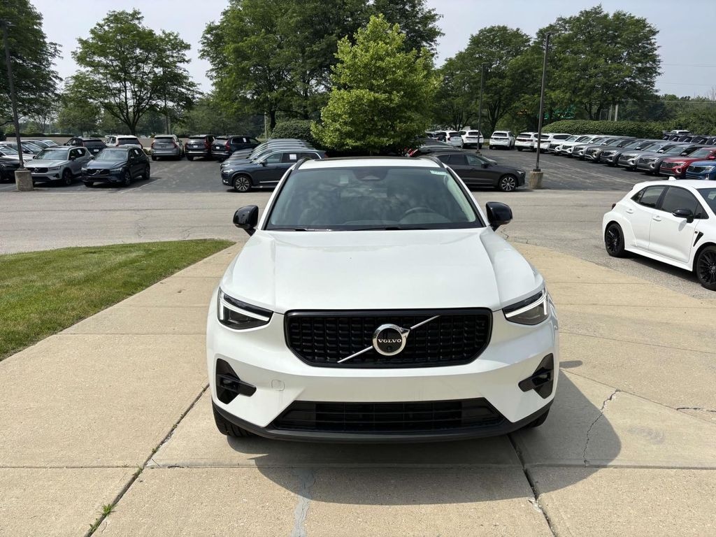 New 2025 Volvo XC40 B5 Plus Dark Theme SUV