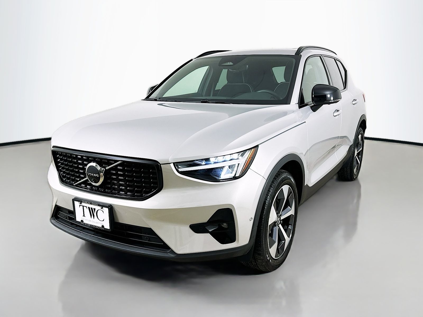2025 Volvo XC40 B5 Plus Dark AWD's photo