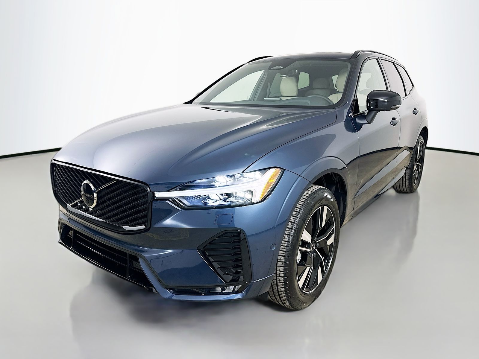 2026 Volvo XC60 B5 Plus Dark AWD's photo