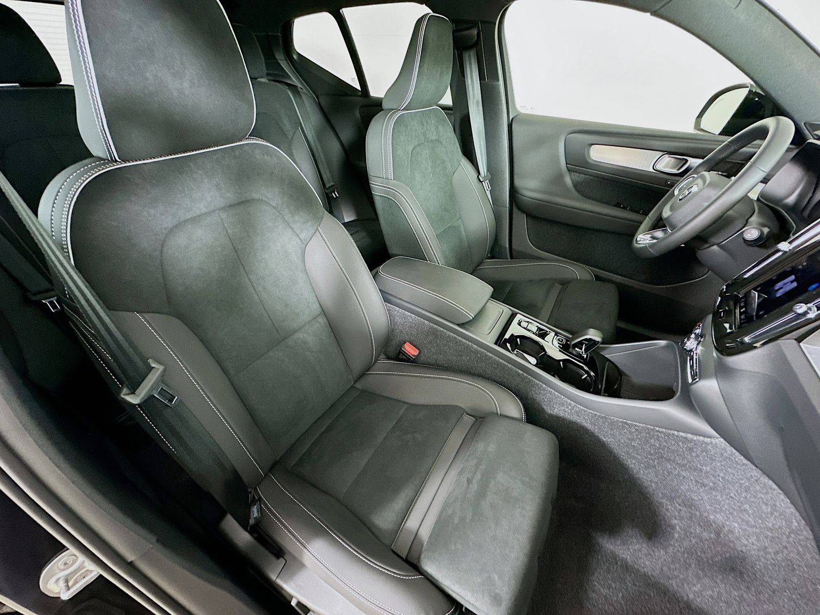 2026 Volvo XC40 Ultra Black Edition - Photo 43