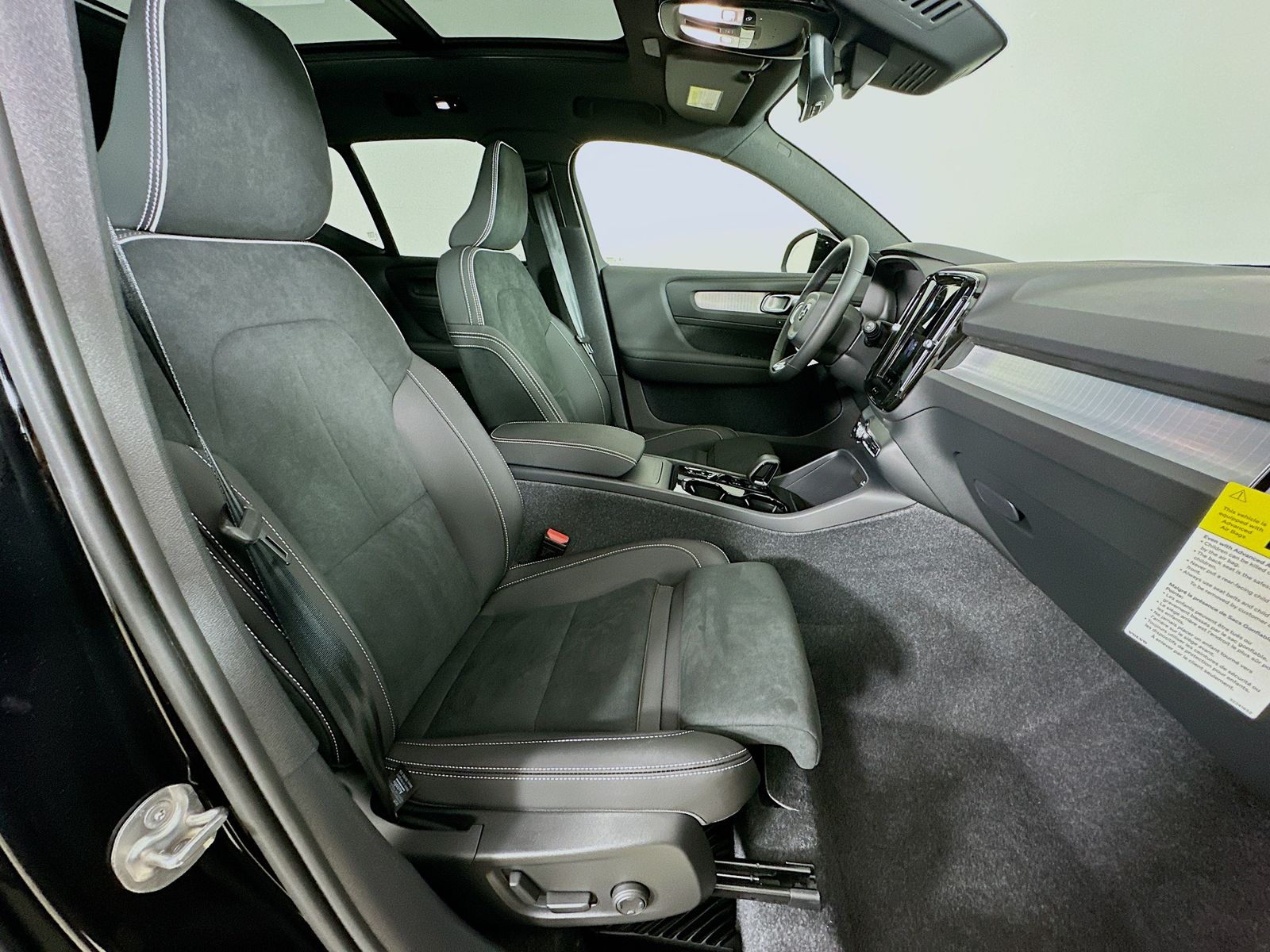 2026 Volvo XC40 Ultra Black Edition - Photo 42