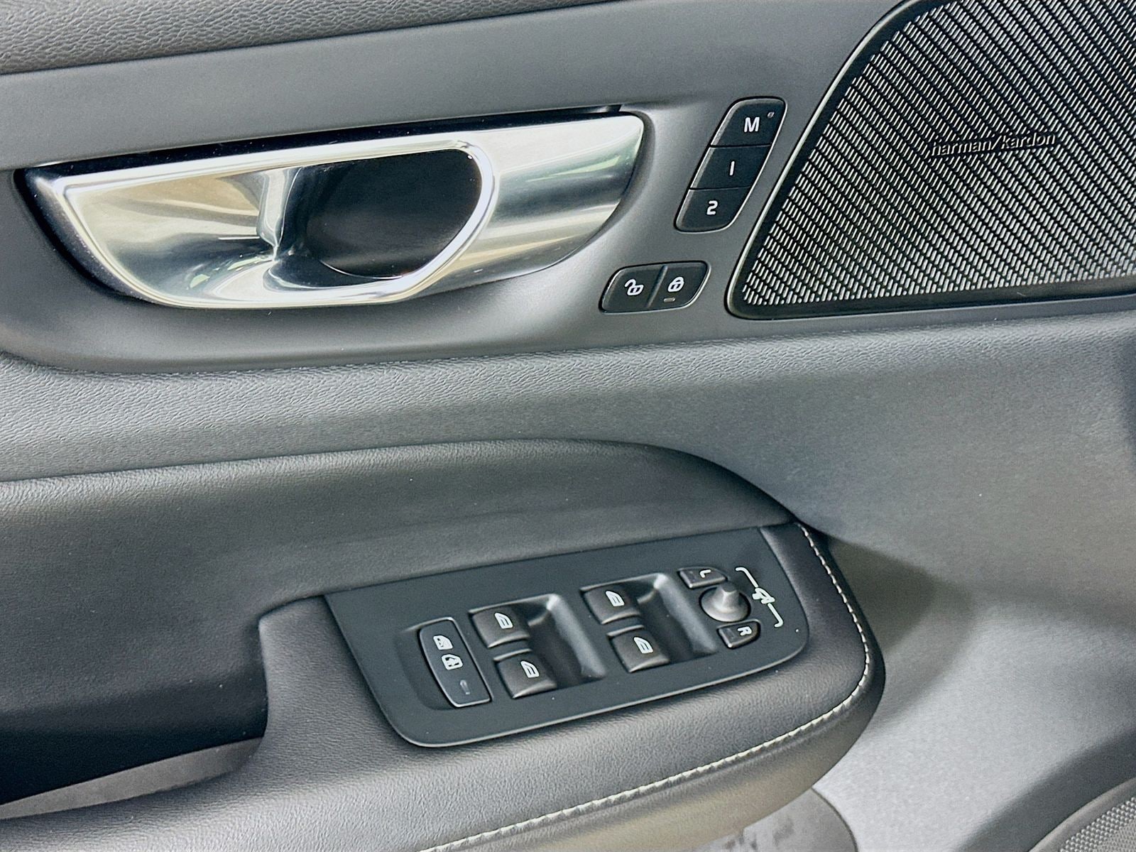 2023 Volvo V60 Cross Country Ultimate - Photo 17