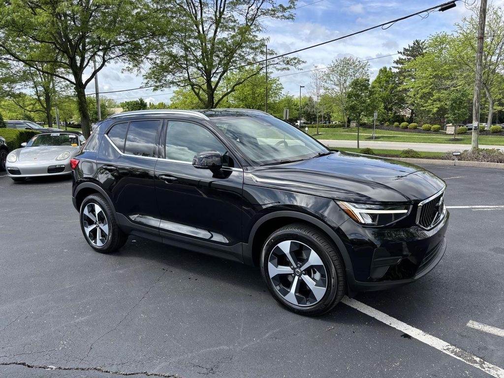 2025 Volvo XC40 B5 Core Bright AWD's photo