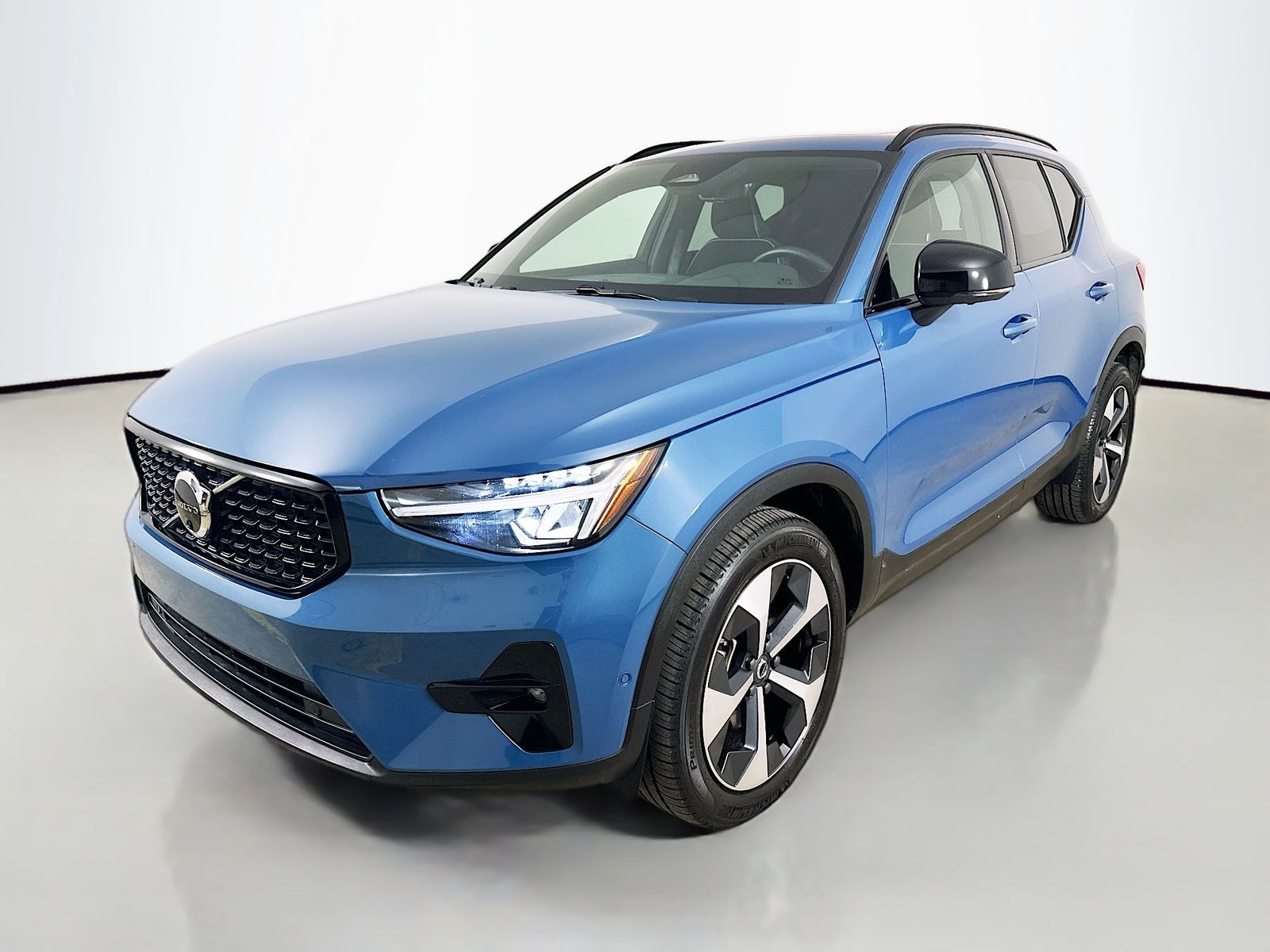 2025 Volvo XC40 B5 Plus Dark AWD's photo