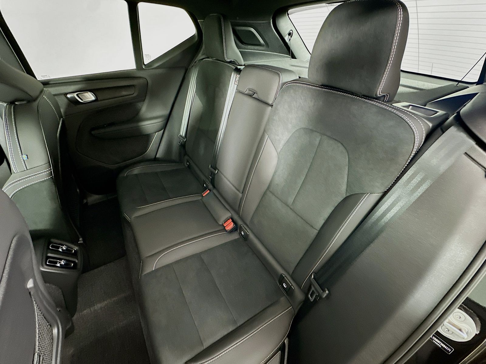 2026 Volvo XC40 Ultra Black Edition - Photo 35