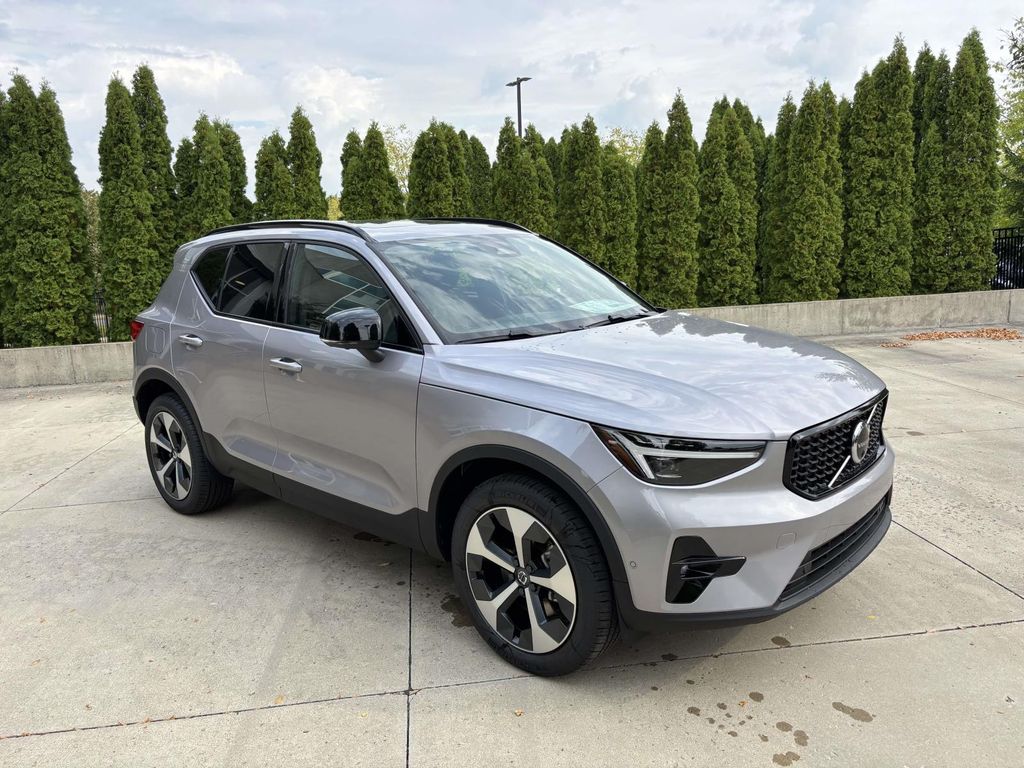 2026 Volvo XC40 B5 Plus Dark AWD's photo