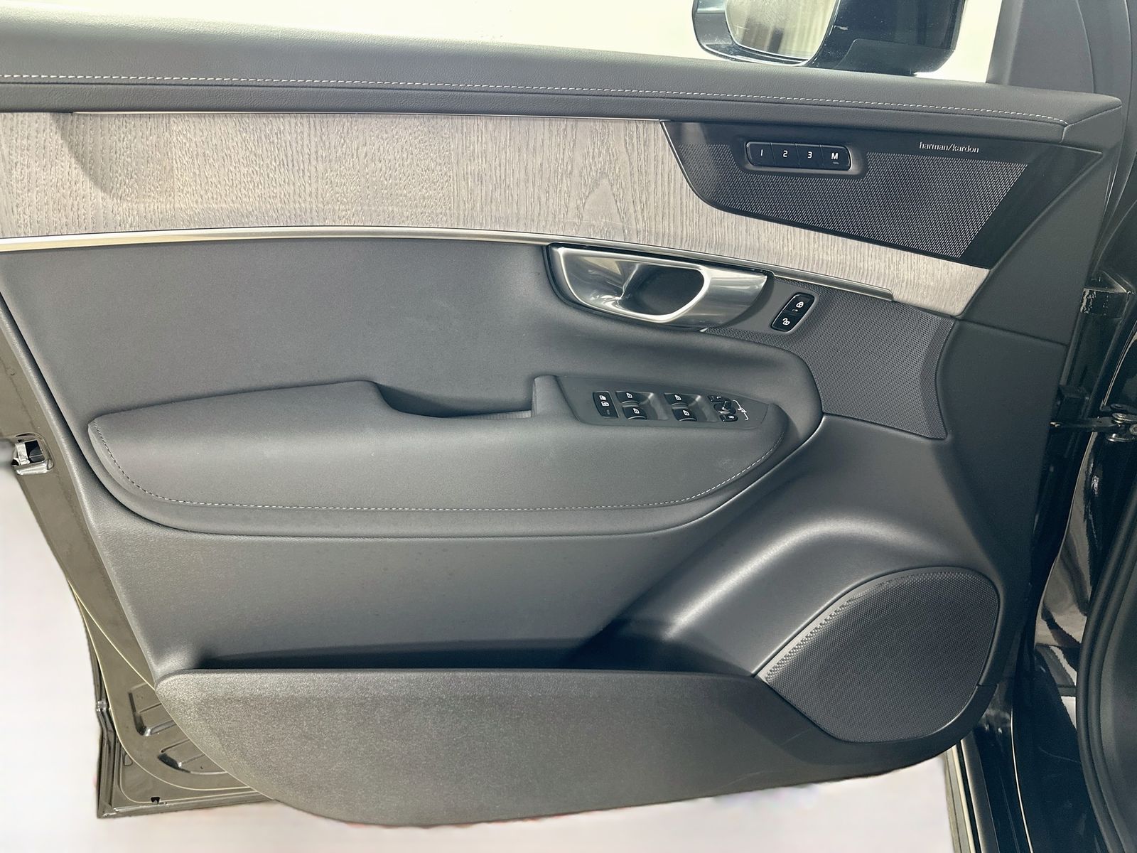 2026 Volvo XC90 Ultra - Photo 16