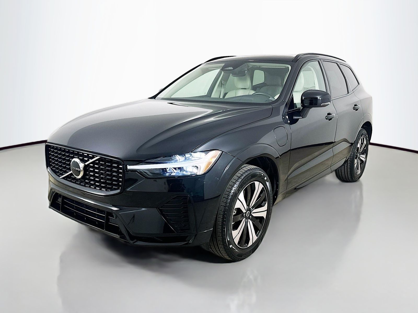2024 Volvo XC60 T8 Core Dark Theme AWD's photo