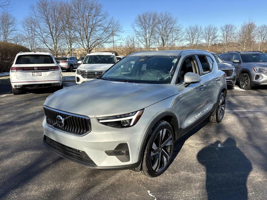 New 2025 Volvo XC40 B5 Plus Bright Theme SUV