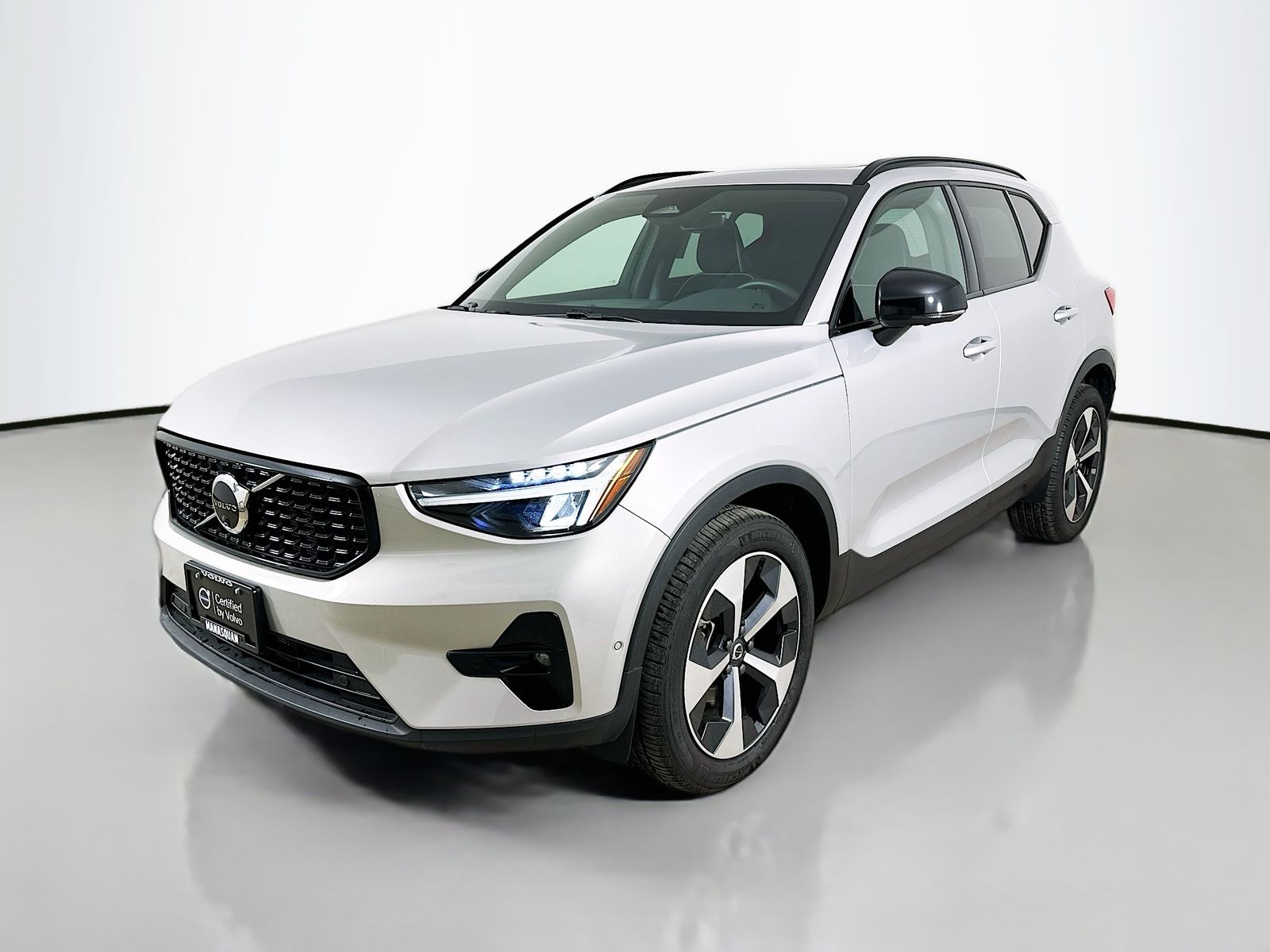 2025 Volvo XC40 B5 Plus Dark AWD's photo
