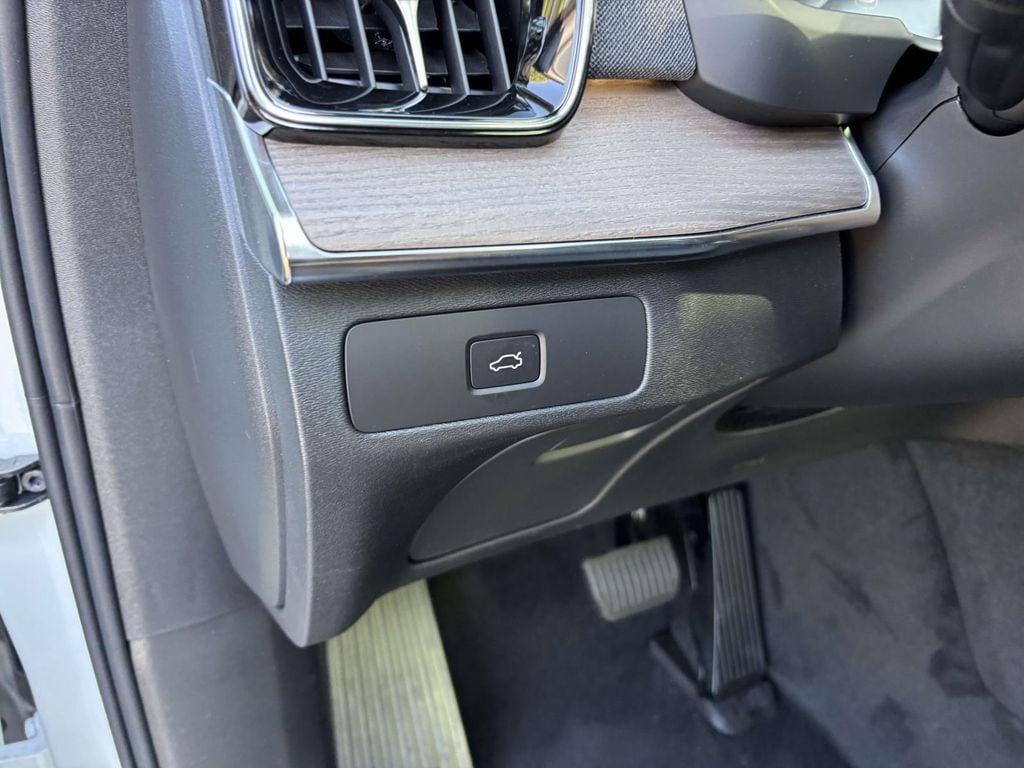 2026 Volvo XC90 Plus - Photo 15