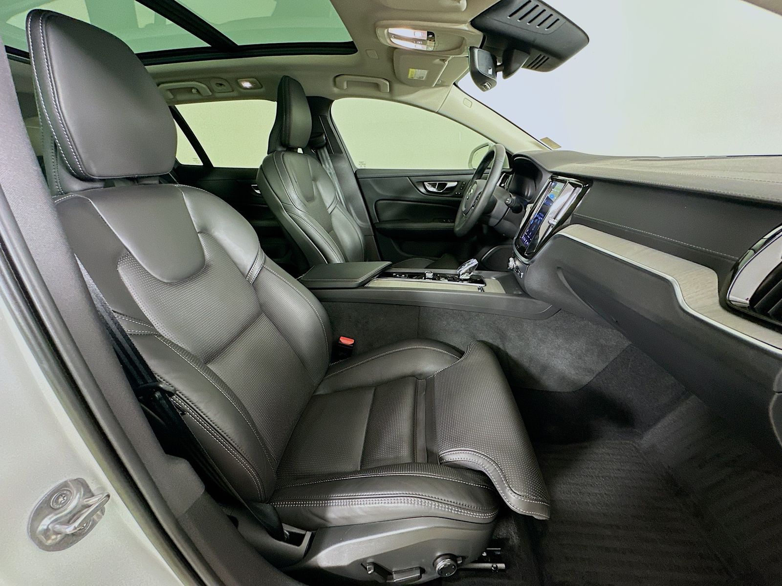 2023 Volvo V60 Cross Country Ultimate - Photo 43
