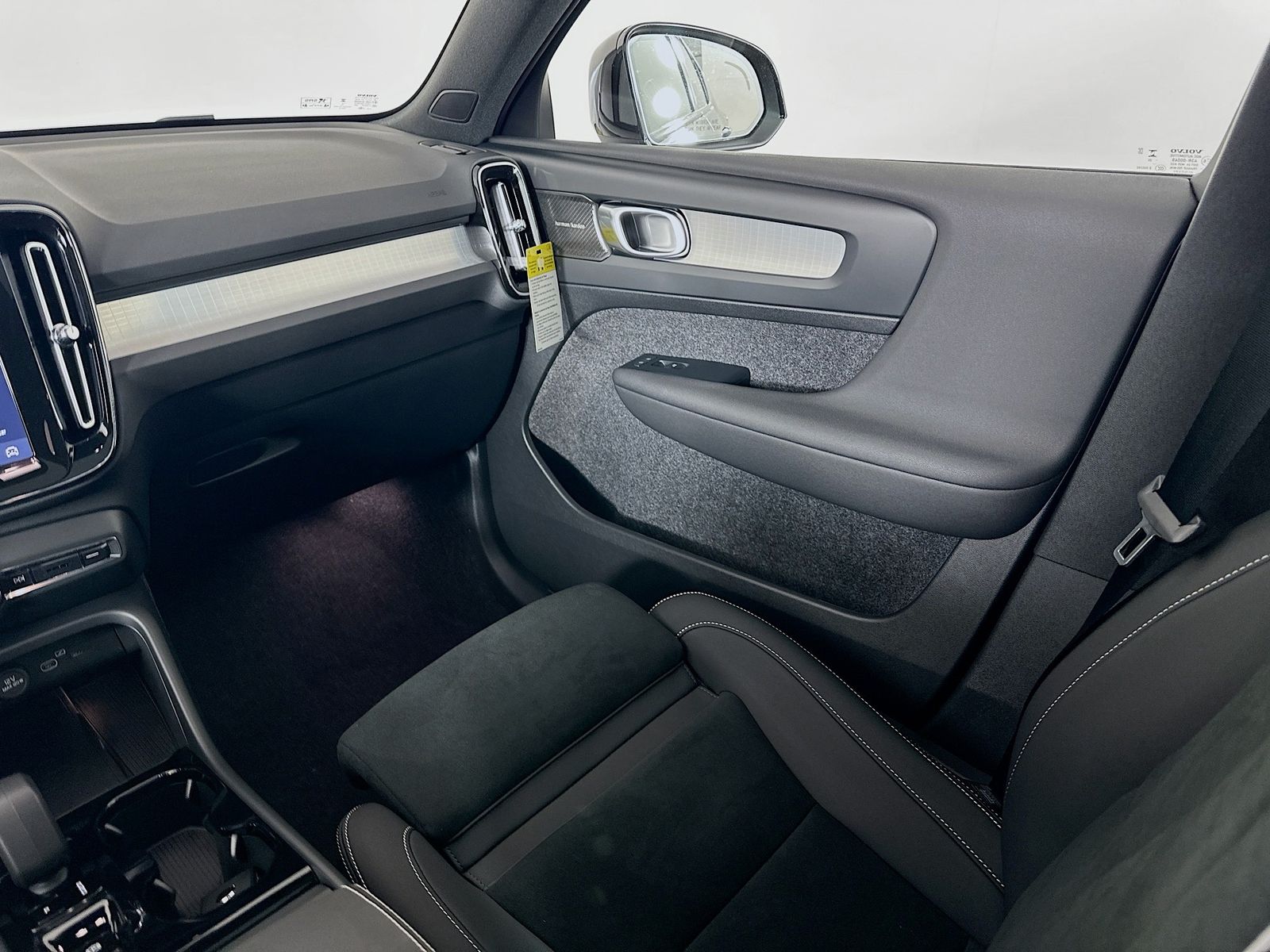 2026 Volvo XC40 Ultra Black Edition - Photo 23