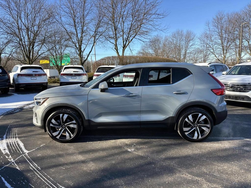 New 2025 Volvo XC40 B5 Plus Bright Theme SUV