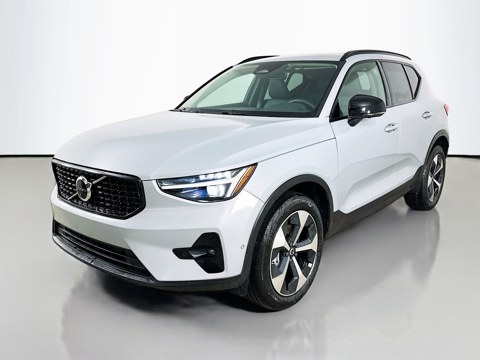 2026 Volvo XC40 B5 Plus Dark AWD's photo