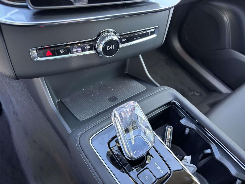 2026 Volvo XC90 Plus - Photo 23
