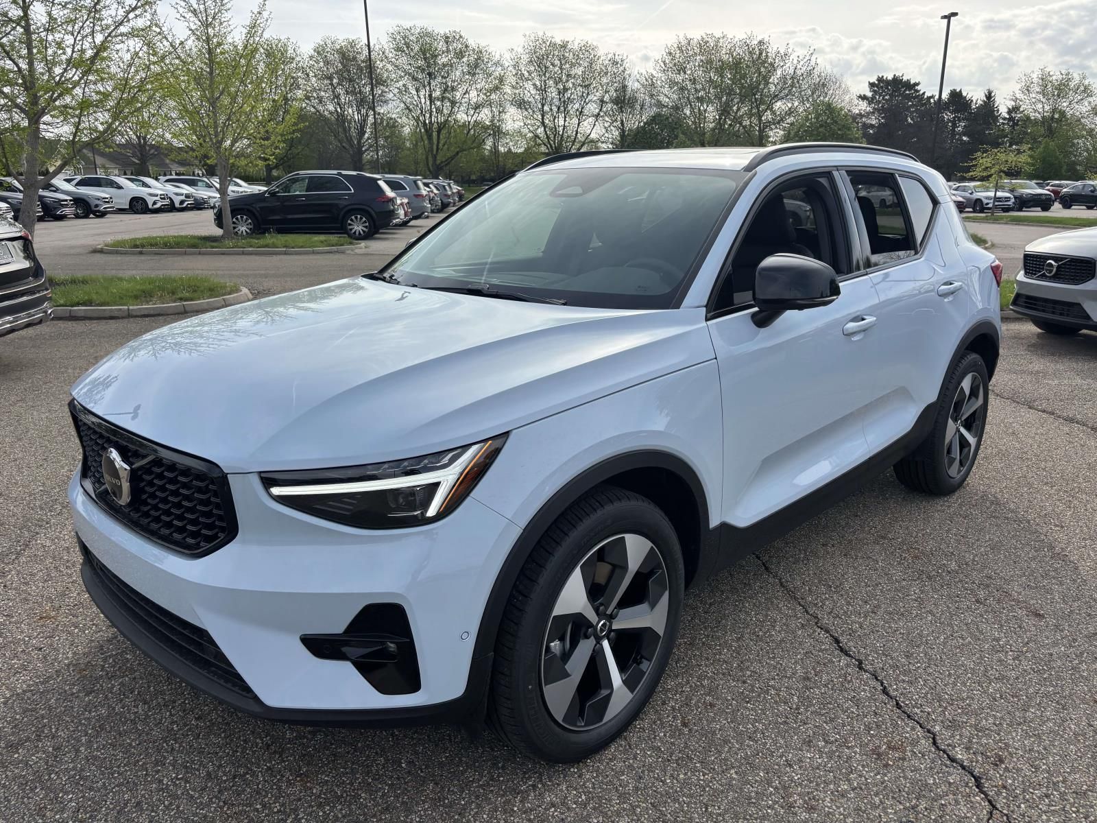 2026 Volvo XC40 B5 Plus Dark AWD's photo