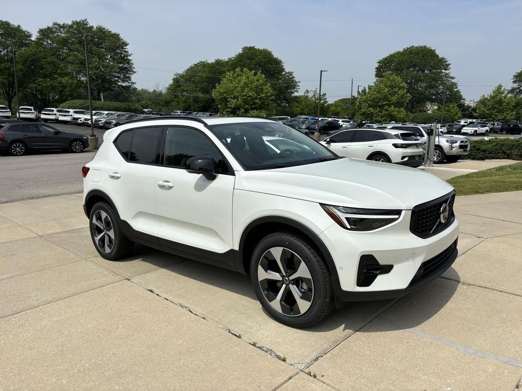 New 2025 Volvo XC40 B5 Plus Dark Theme SUV