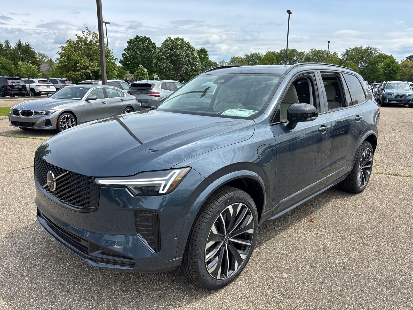2026 Volvo XC90 T8 Recharge Ultra Dark 6-Seater 4WD's photo