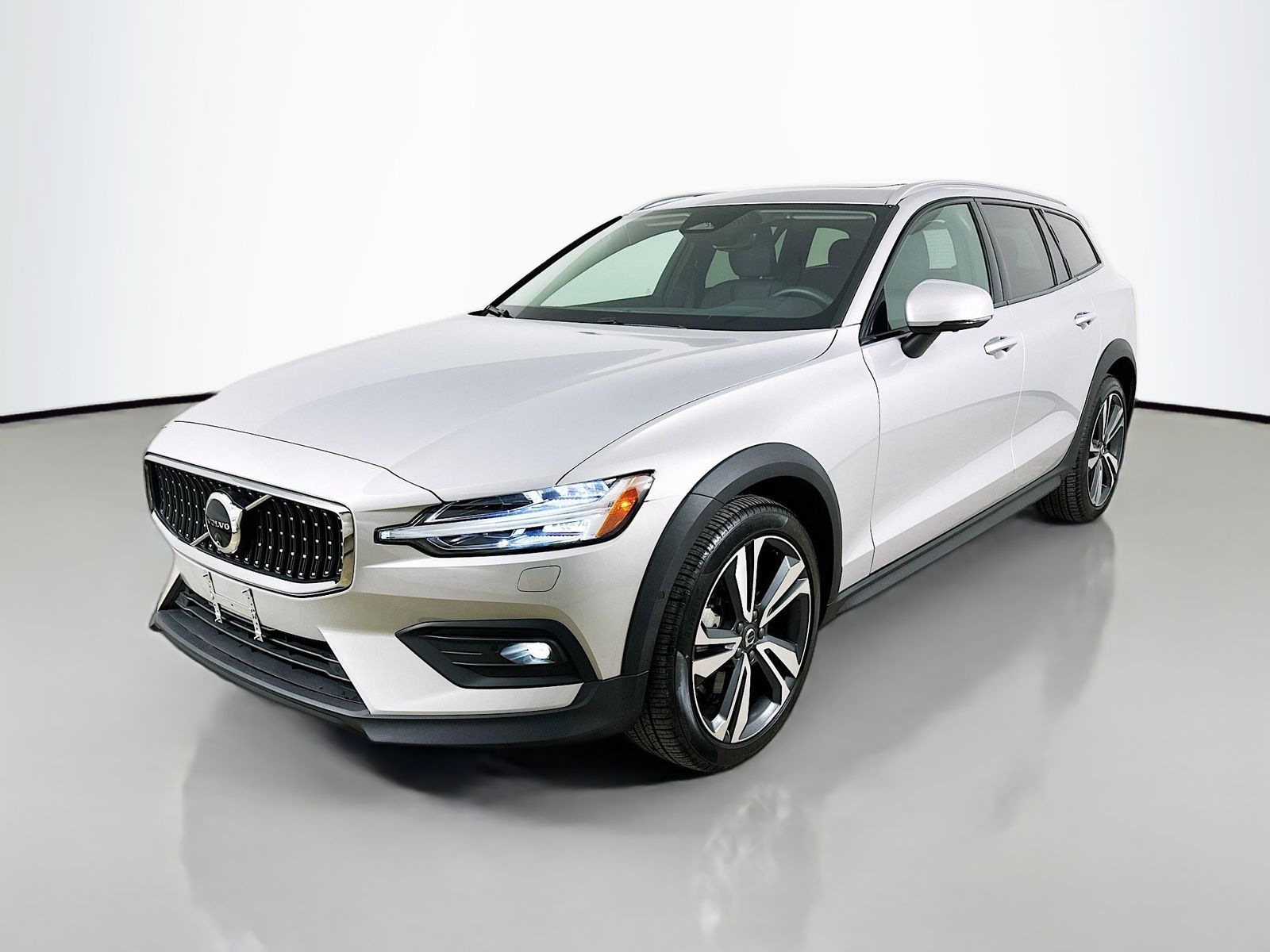 2025 Volvo V60 Cross Country B5 Plus AWD's photo