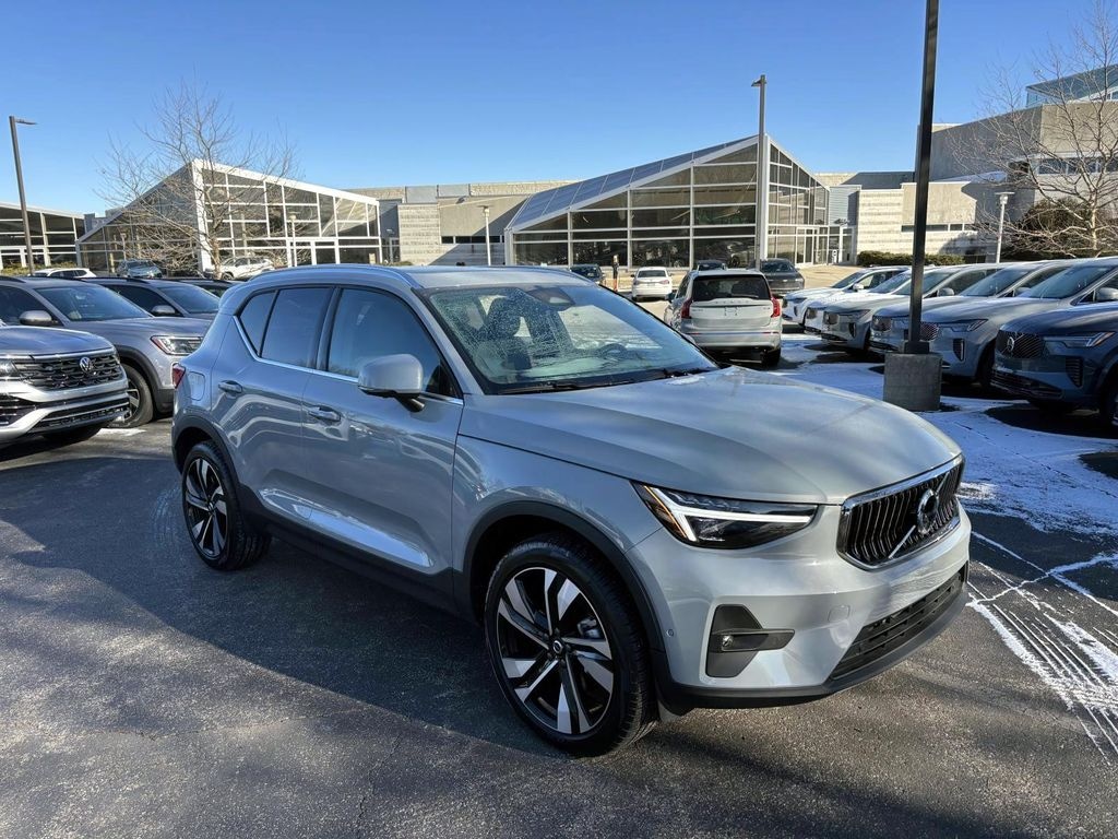 New 2025 Volvo XC40 B5 Plus Bright Theme SUV