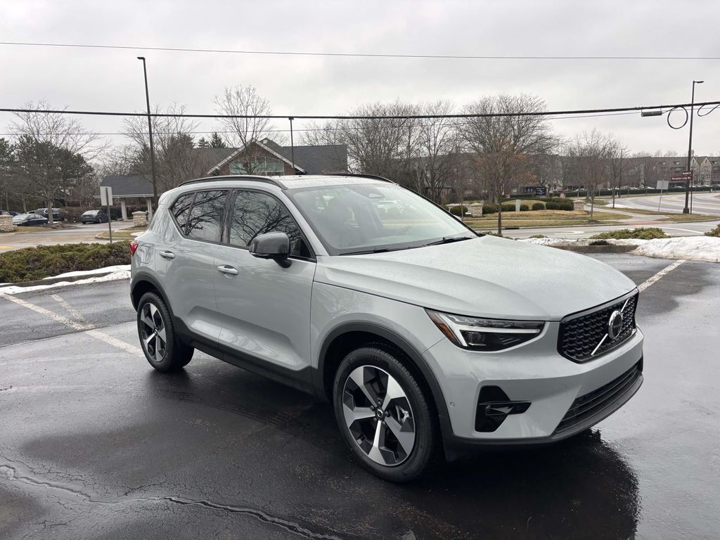 2026 Volvo XC40 B5 Plus Dark AWD's photo