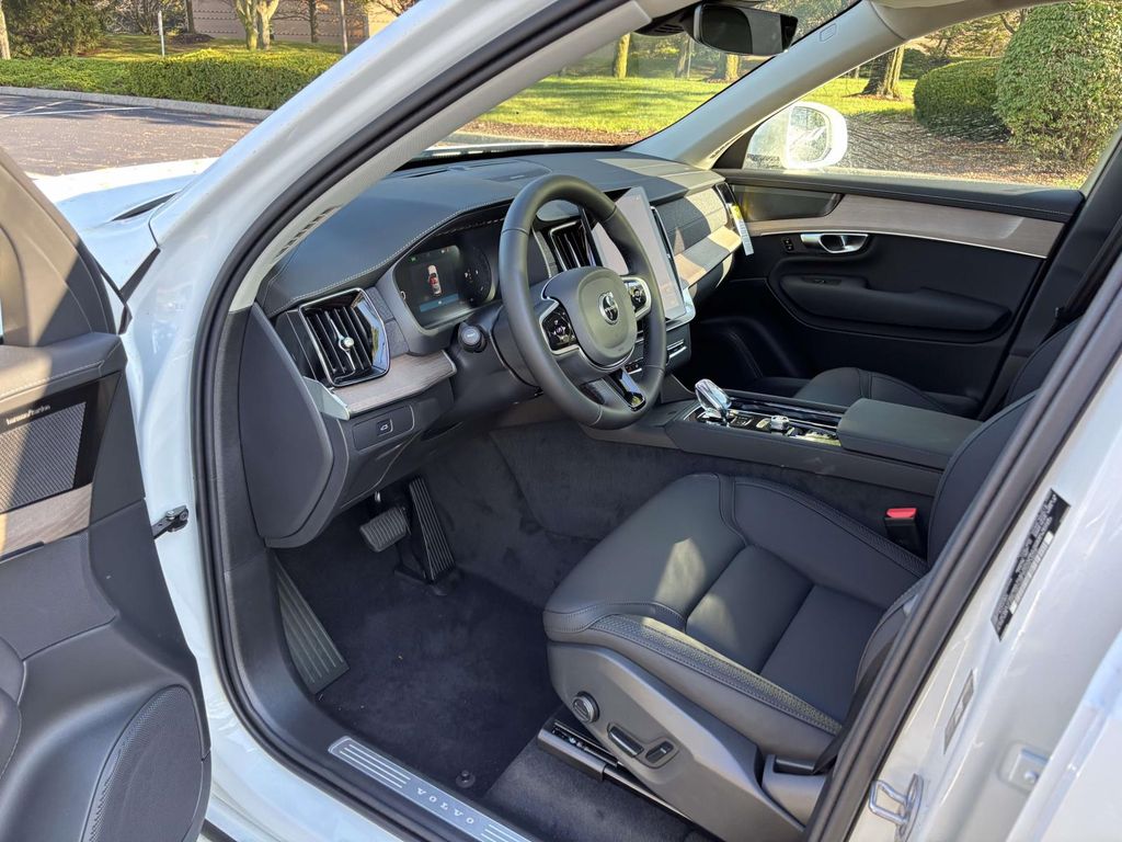 2026 Volvo XC90 Plus - Photo 25