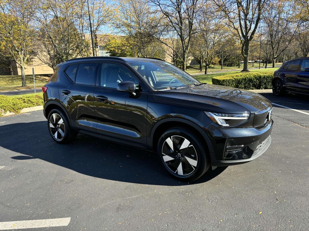 2024 Volvo XC40 P8 Recharge Core's photo