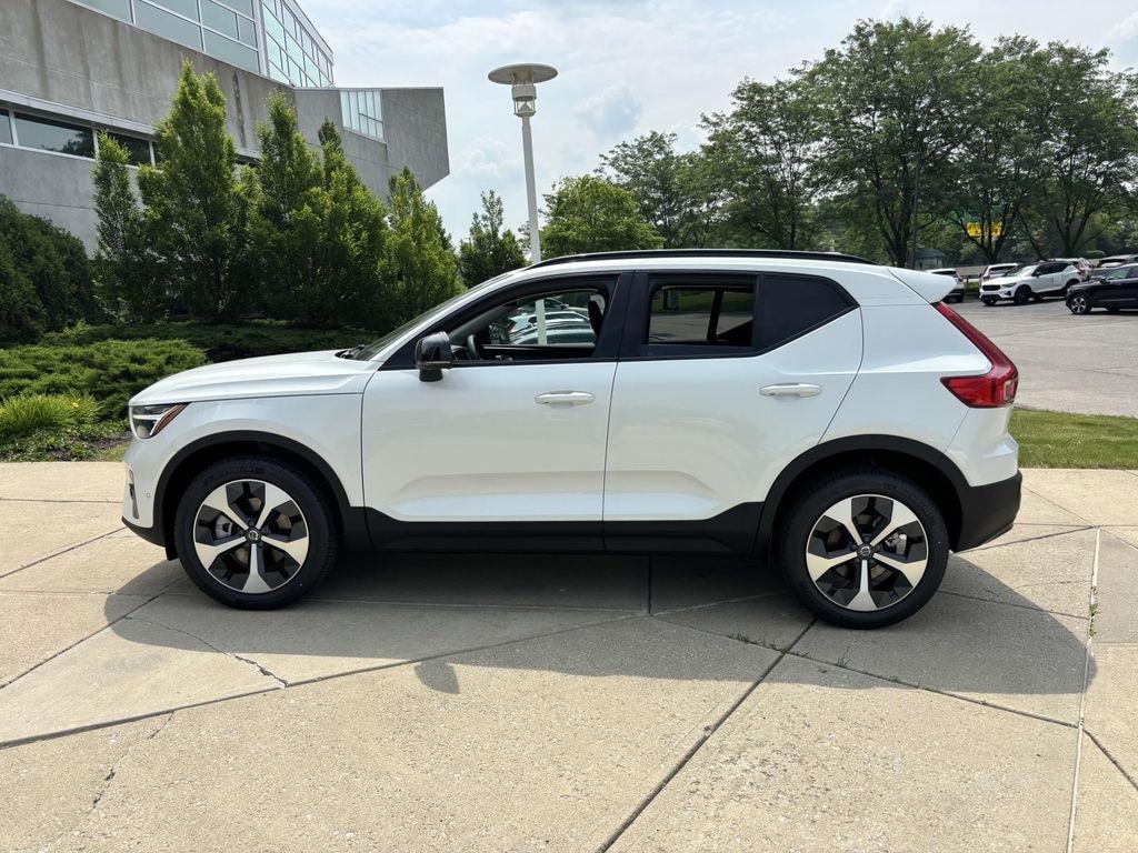New 2025 Volvo XC40 B5 Plus Dark Theme SUV