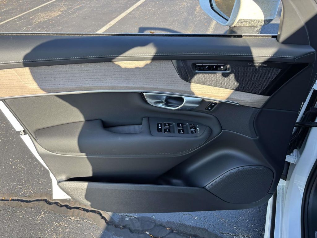 2026 Volvo XC90 Plus - Photo 11