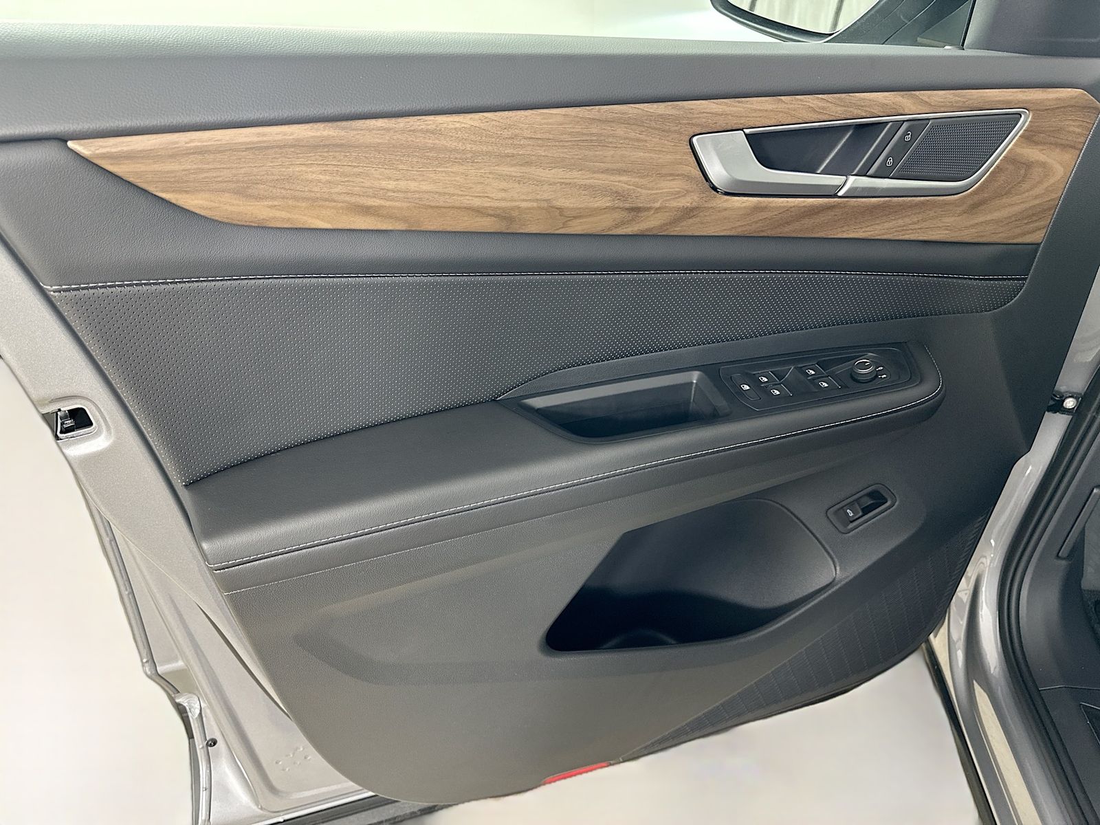 2026 Volkswagen Atlas SE w/Tech - Photo 16