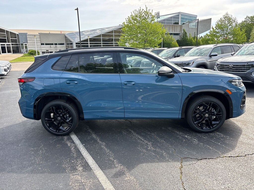New 2026 Volkswagen Tiguan 2.0T SE R-Line Black SUV