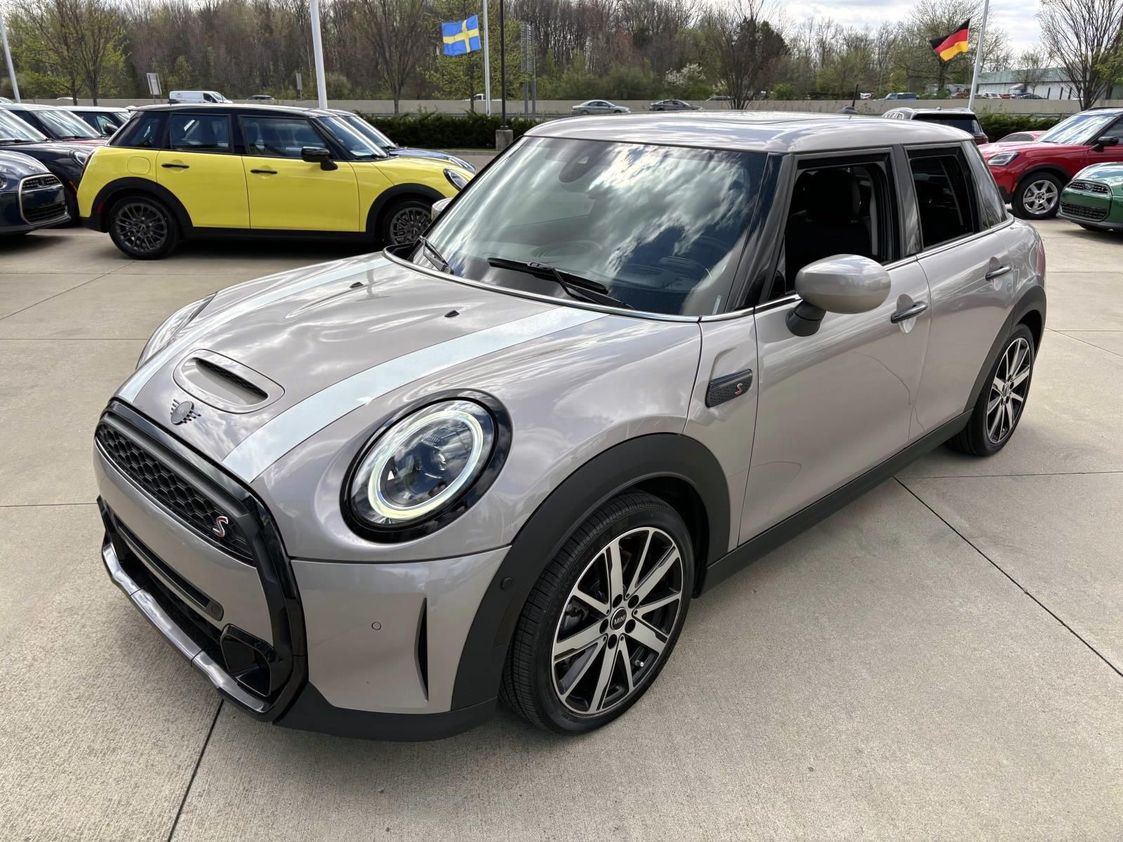 2024 MINI Hardtop Cooper S's photo