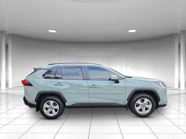 2021 Toyota RAV4 XLE photo 2