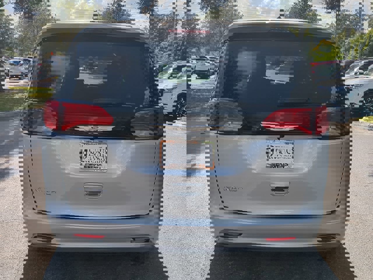 2022 Chrysler Voyager LX photo 4