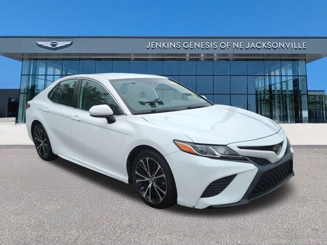2020 Toyota Camry SE photo 2