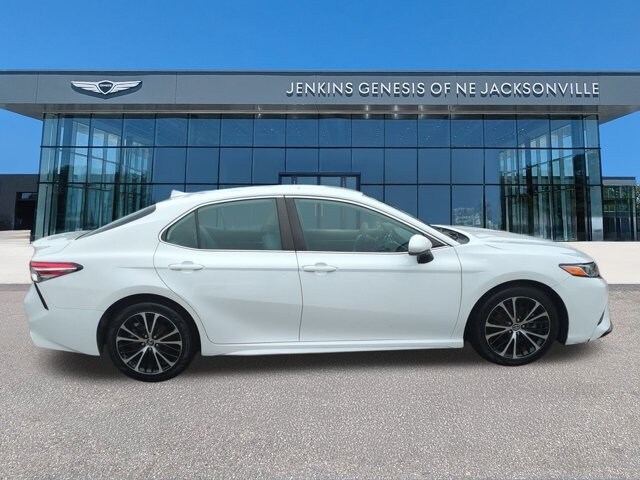 2020 Toyota Camry SE photo 3