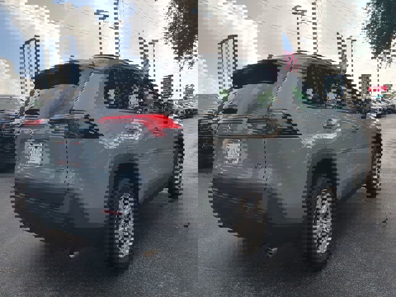 2021 Toyota RAV4 XLE photo 4