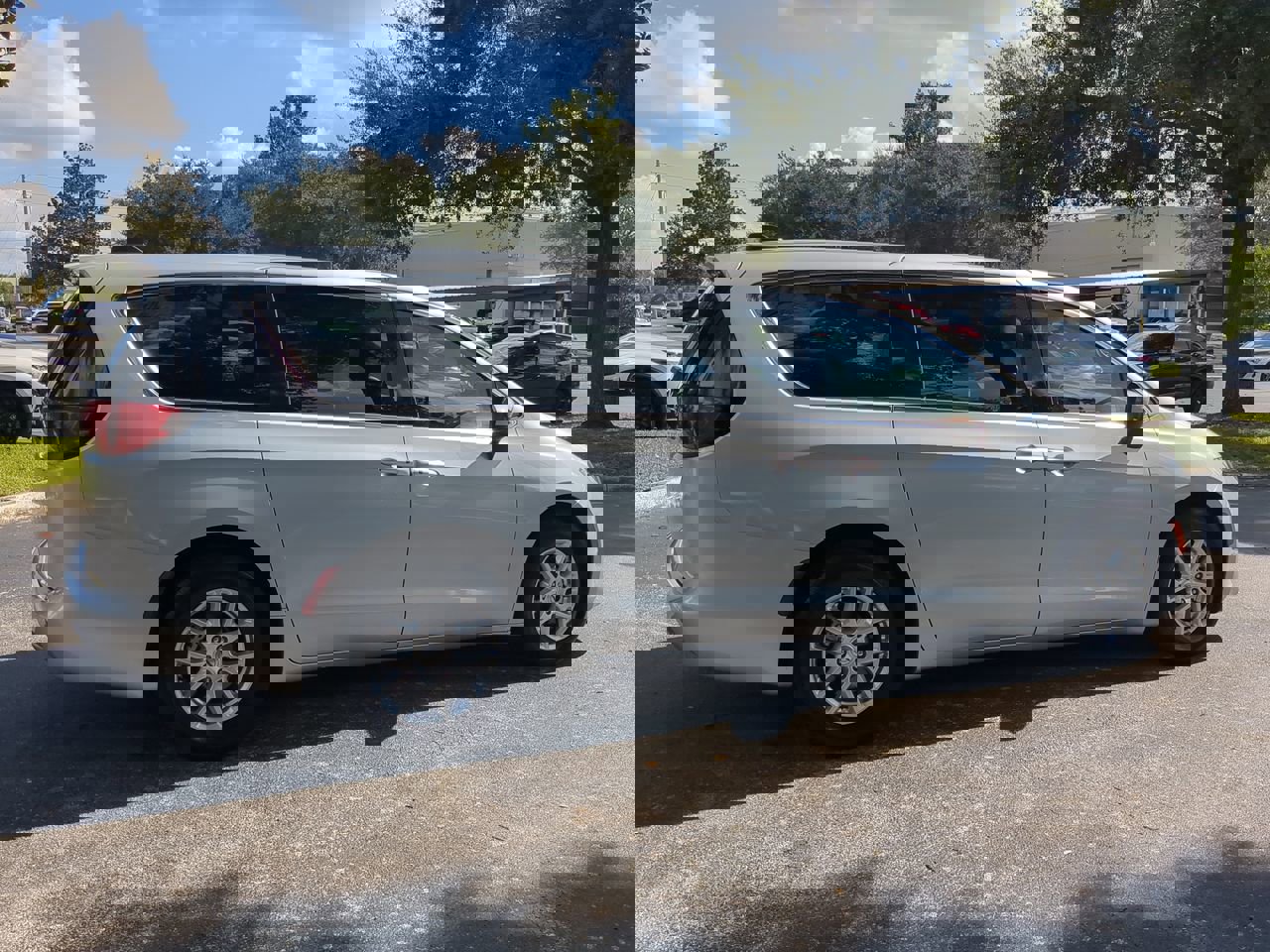 2022 Chrysler Voyager LX photo 3