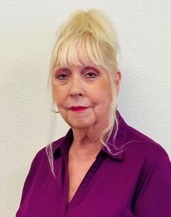 Staff member Mary Titone from ID_7ad46dac4cd8