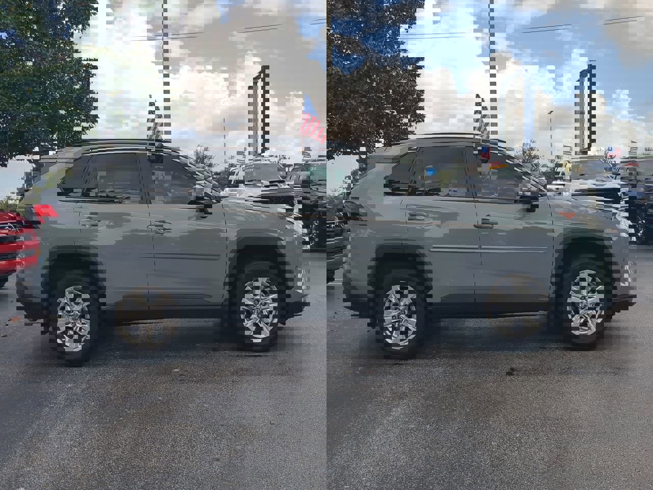 2021 Toyota RAV4 XLE photo 3