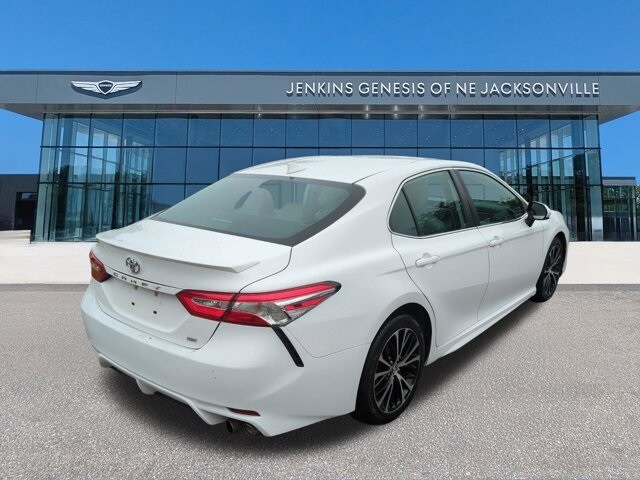 2020 Toyota Camry SE photo 4