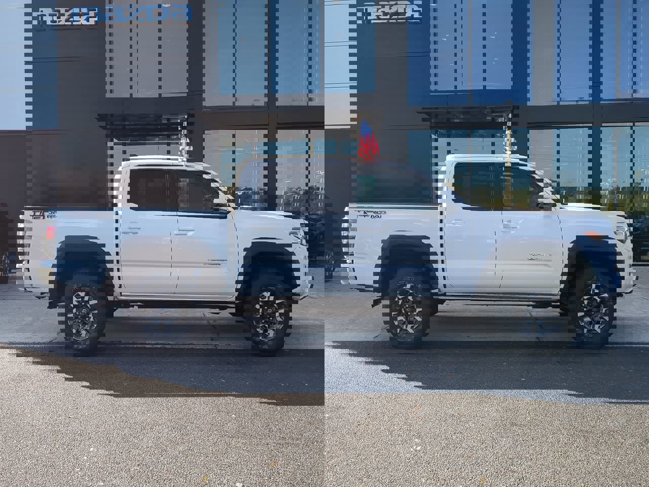 2023 Toyota Tacoma TRD Off-Road V6 photo 2