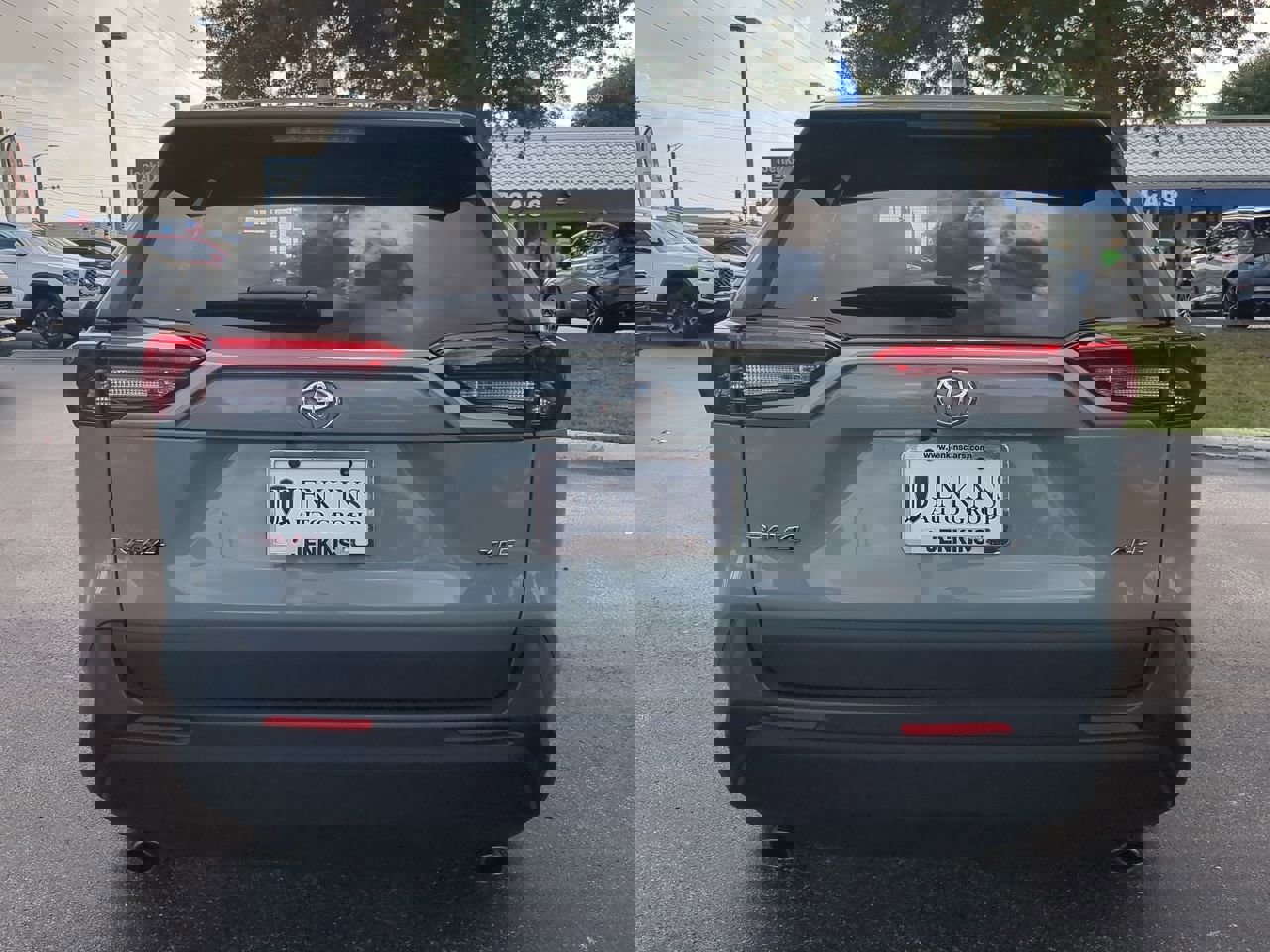 2021 Toyota RAV4 XLE photo 4