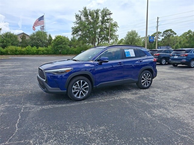 2024 Toyota Corolla Cross XLE photo 2