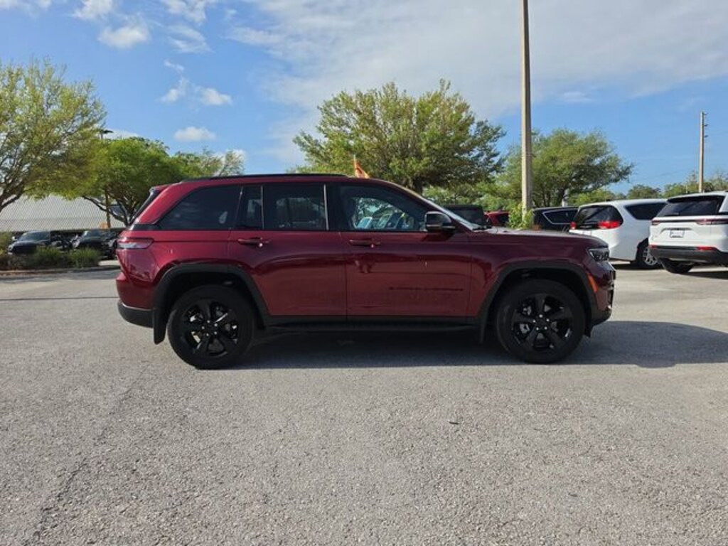 Used 2024 Jeep Grand Cherokee Laredo SUV